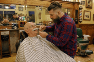 Barber schneidet Bart von Werner Deck im Barber Shop mit kleiner Schere während einer Barber Shop Erfahrung