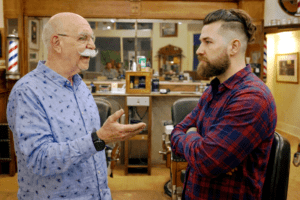 Werner Deck im Beratungsgespräch mit dem Barber 