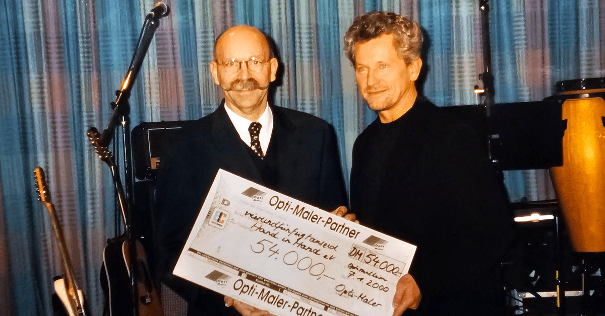 Werner Deck übergibt Spende von 54000 DM an Miroslav Nemec für Kinderhilfsprojekt