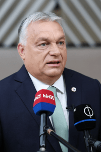 Viktor Orbán bei einem öffentlichen Auftritt 2025 – Symbolfigur eines politischen Systems, das für Machtkonzentration, Kritik an der EU und Einschränkungen der Medienfreiheit steht (Foto: Wikimedia Commons, CC BY-SA 4.0)