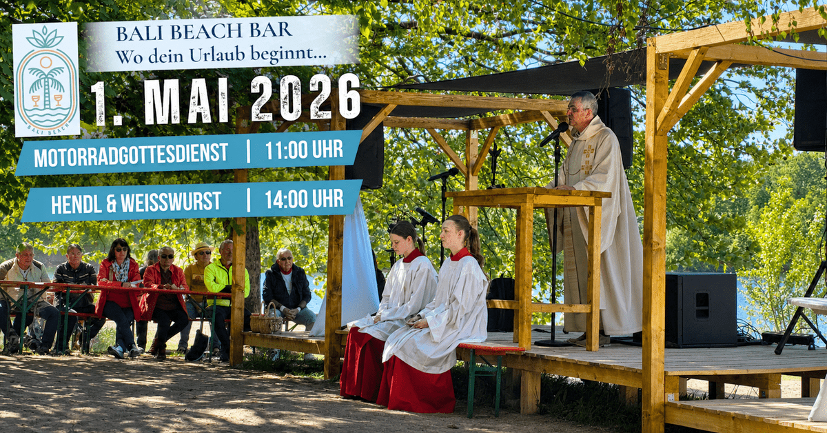 Motorradgottesdienst am Baggersee Linkenheim Bali Beach Bar mit Motorrädern unter blauem Himmel