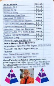 Kompakte Medikamentenliste im Scheckkartenformat mit aktuellen Medikamenten und Dosierungen